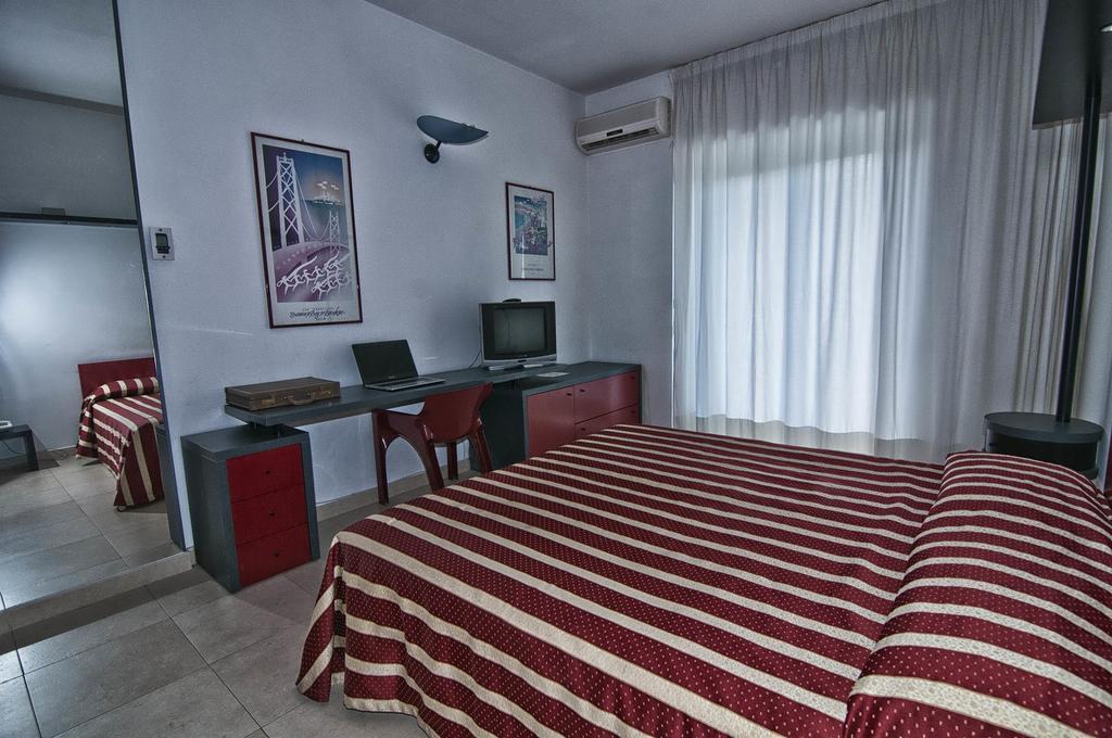 Garden Hotel Молфета Стая снимка