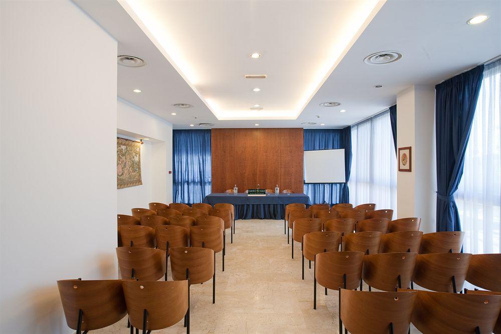Garden Hotel Молфета Екстериор снимка