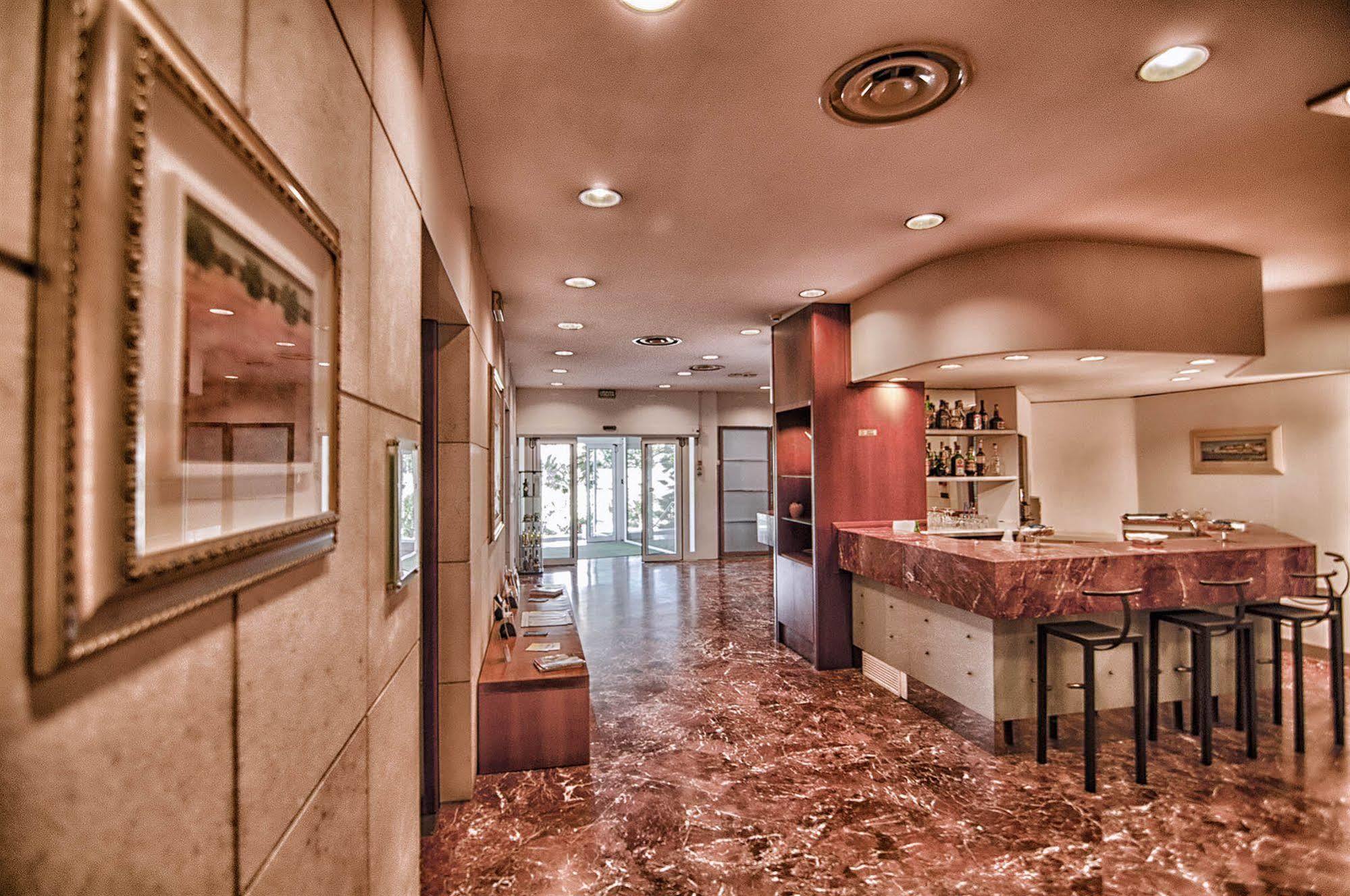 Garden Hotel Молфета Екстериор снимка