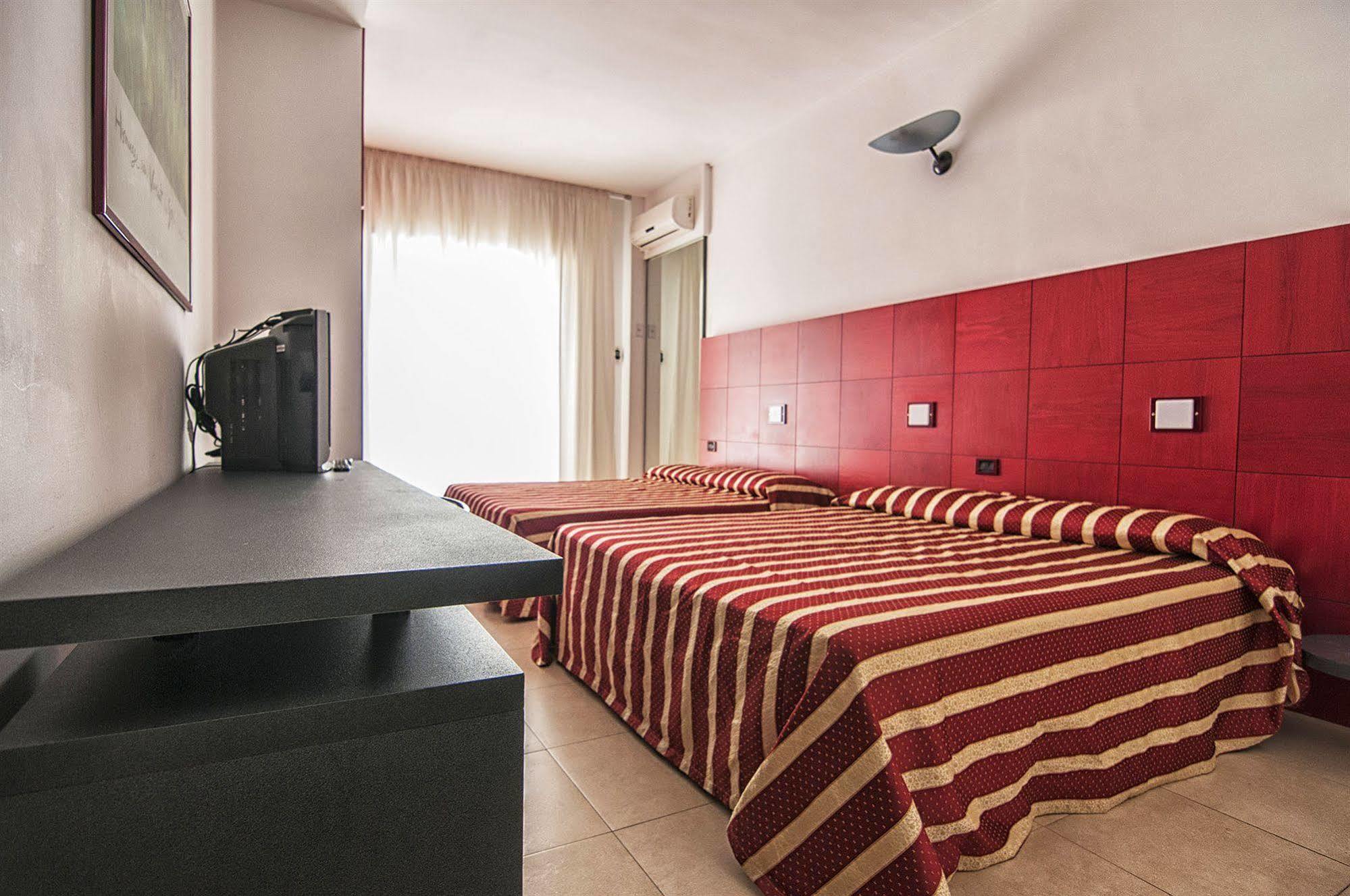 Garden Hotel Молфета Екстериор снимка