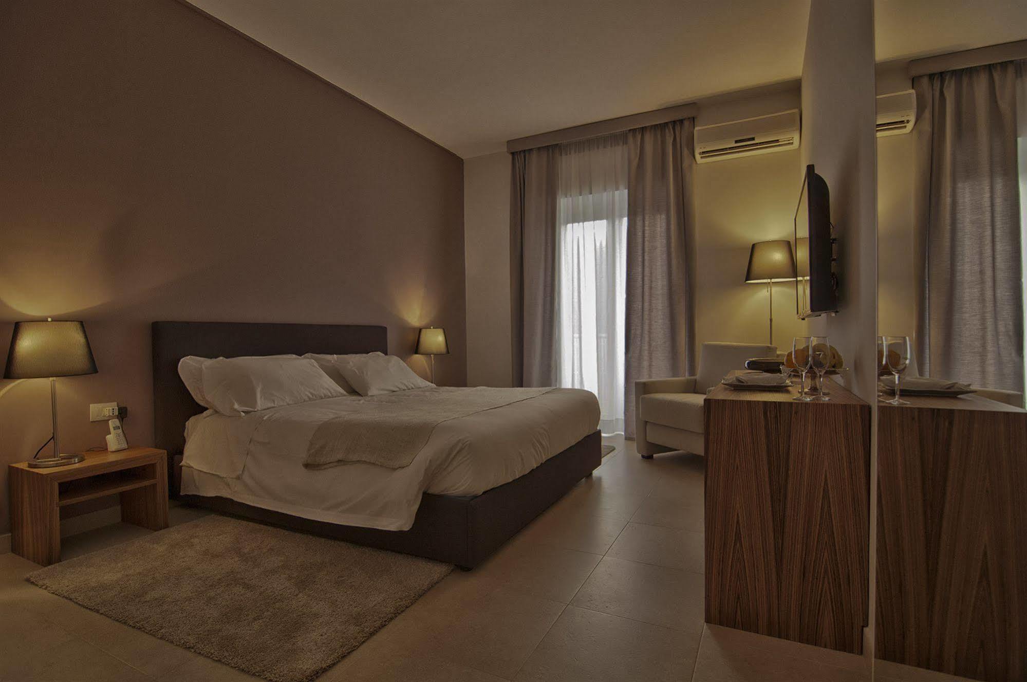 Garden Hotel Молфета Екстериор снимка