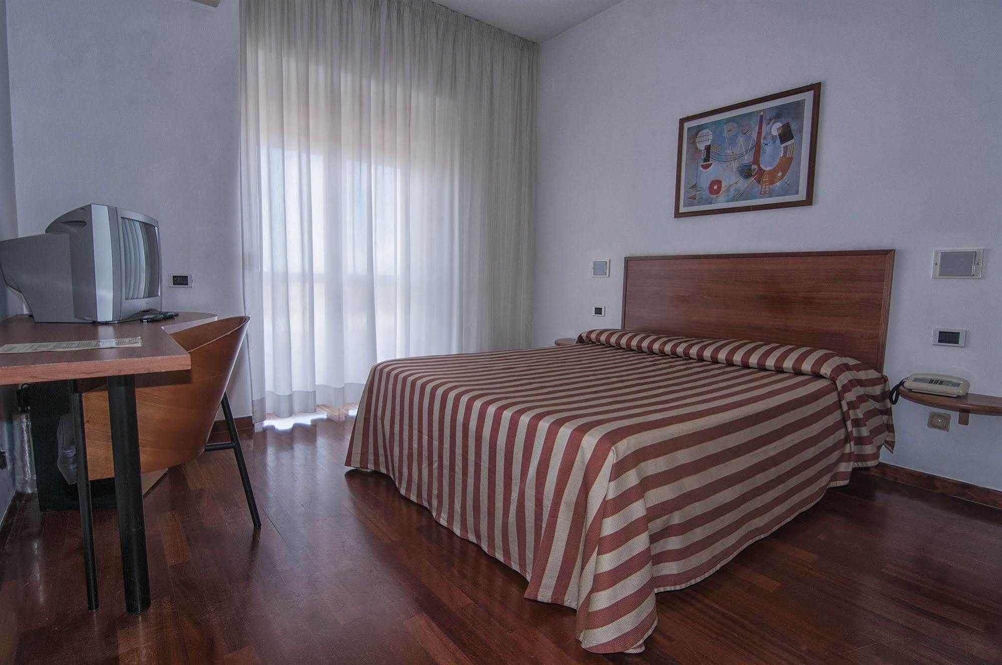 Garden Hotel Молфета Екстериор снимка
