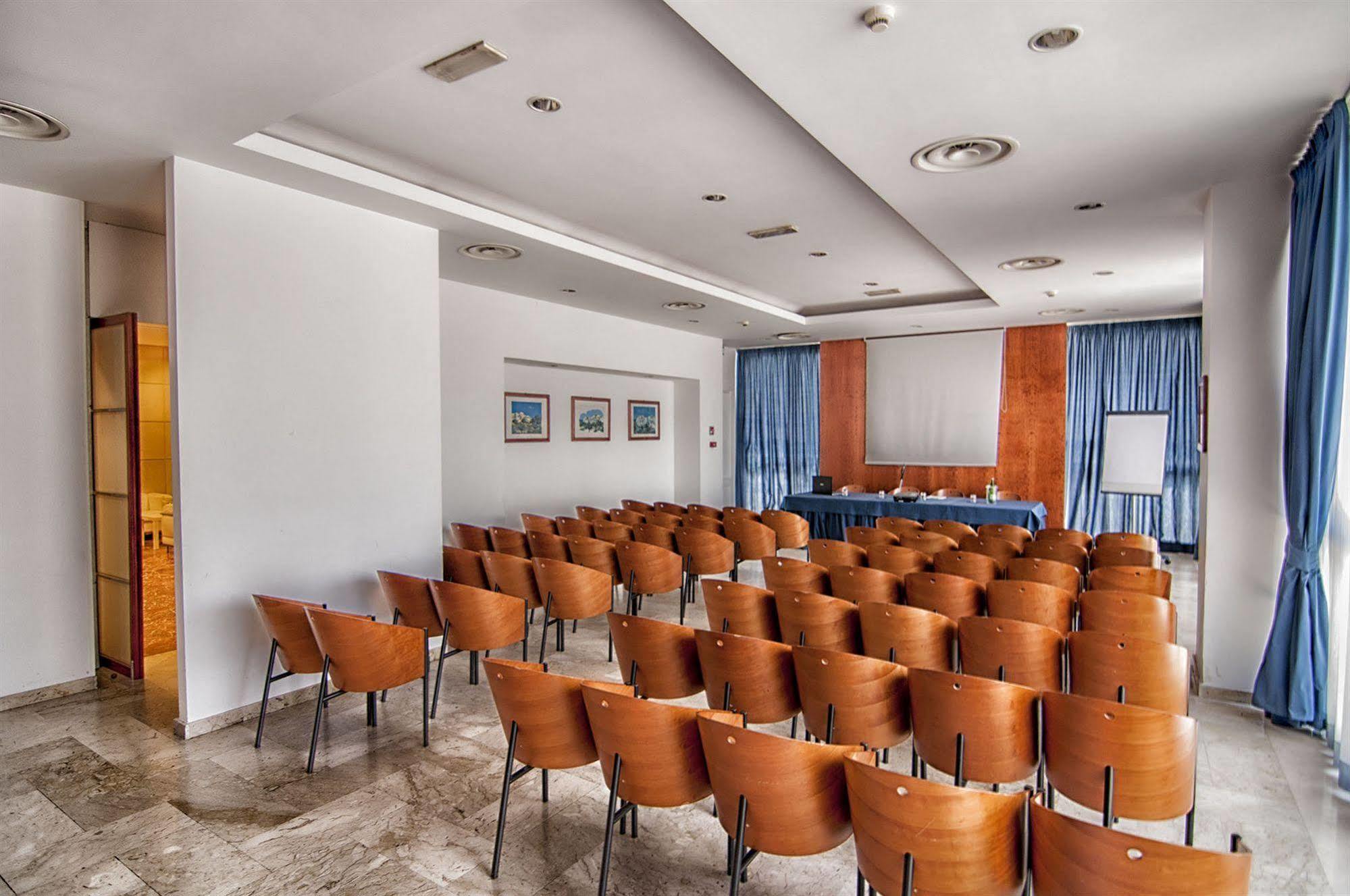 Garden Hotel Молфета Екстериор снимка