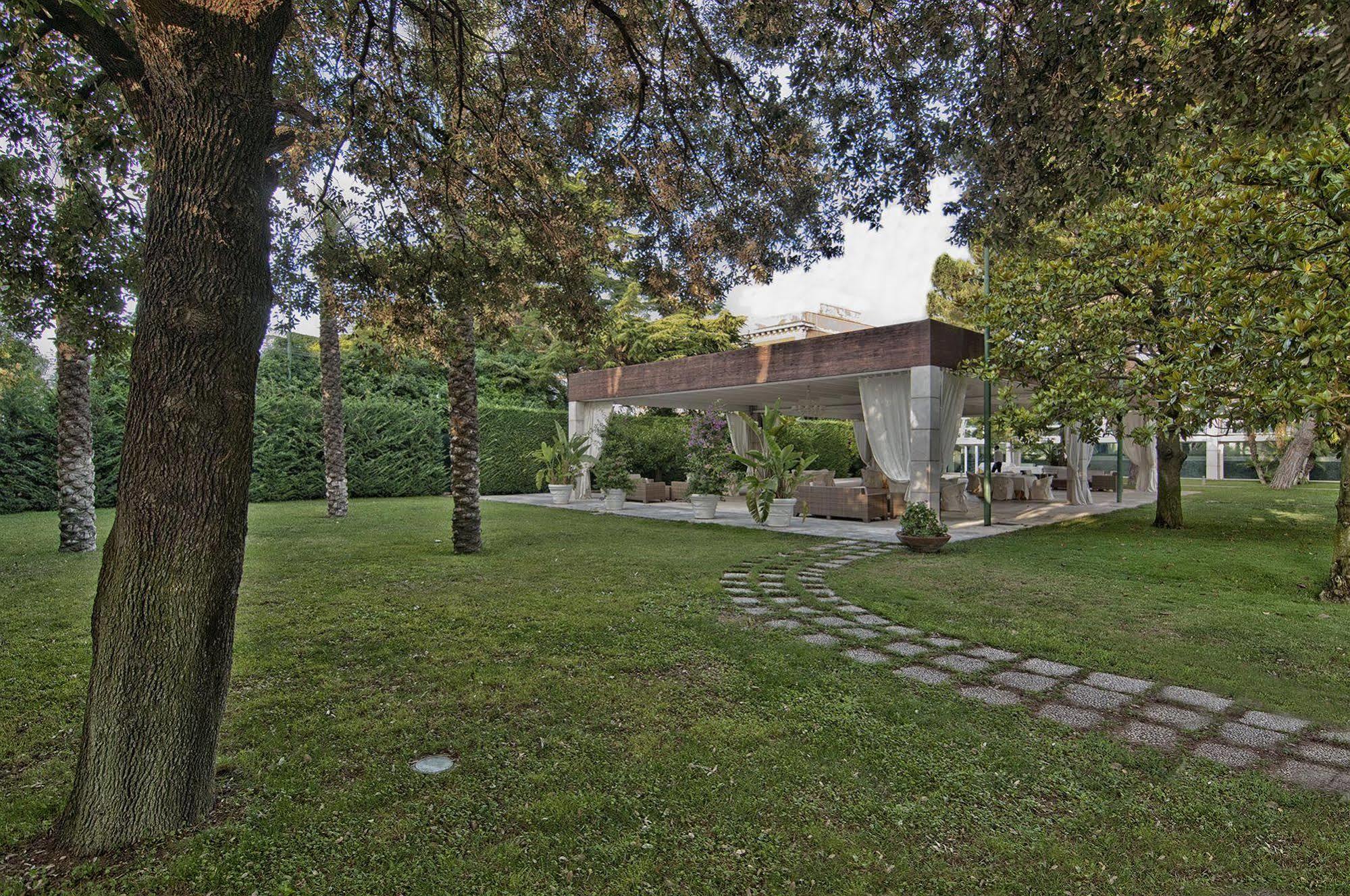 Garden Hotel Молфета Екстериор снимка