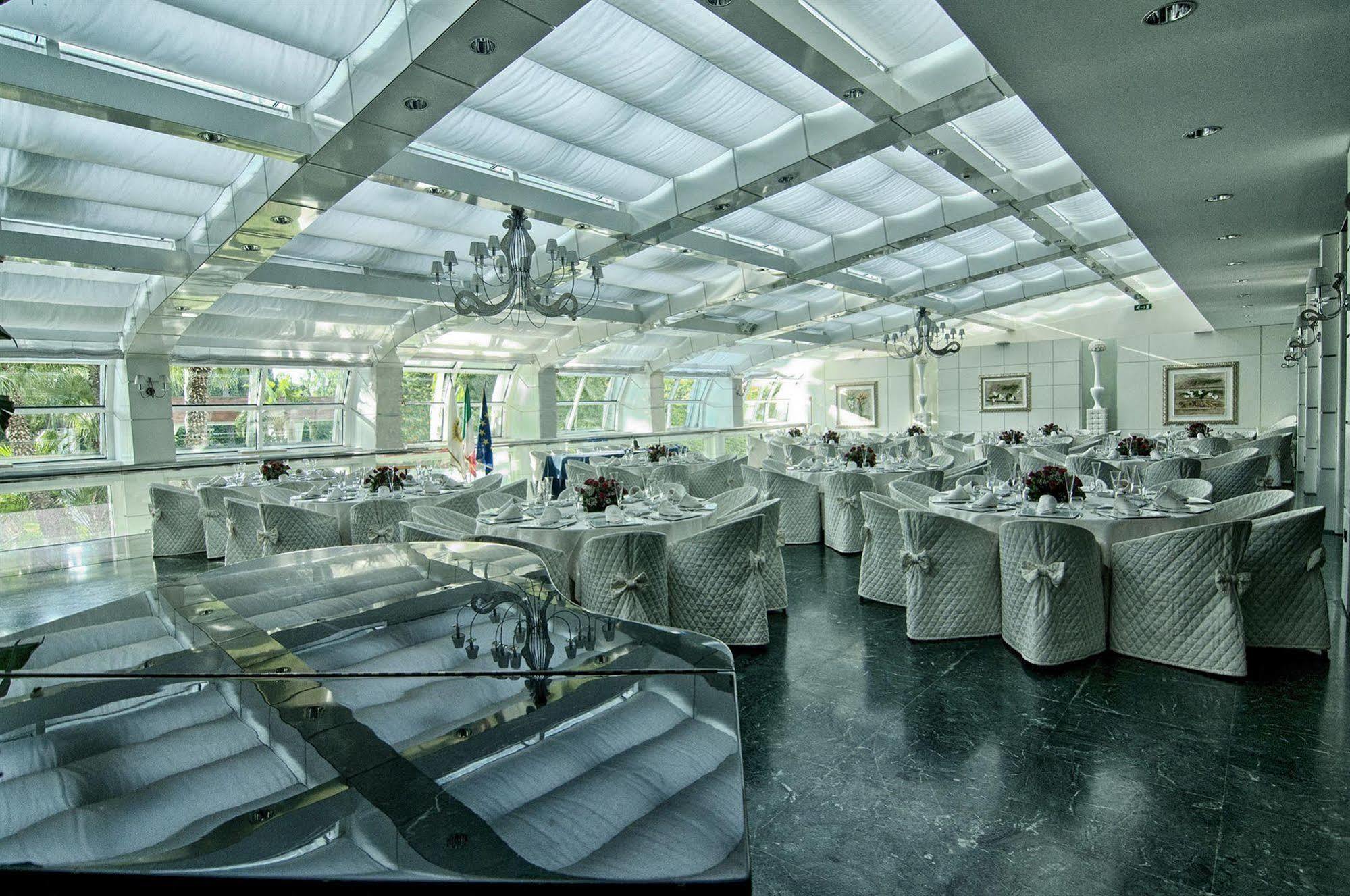 Garden Hotel Молфета Екстериор снимка