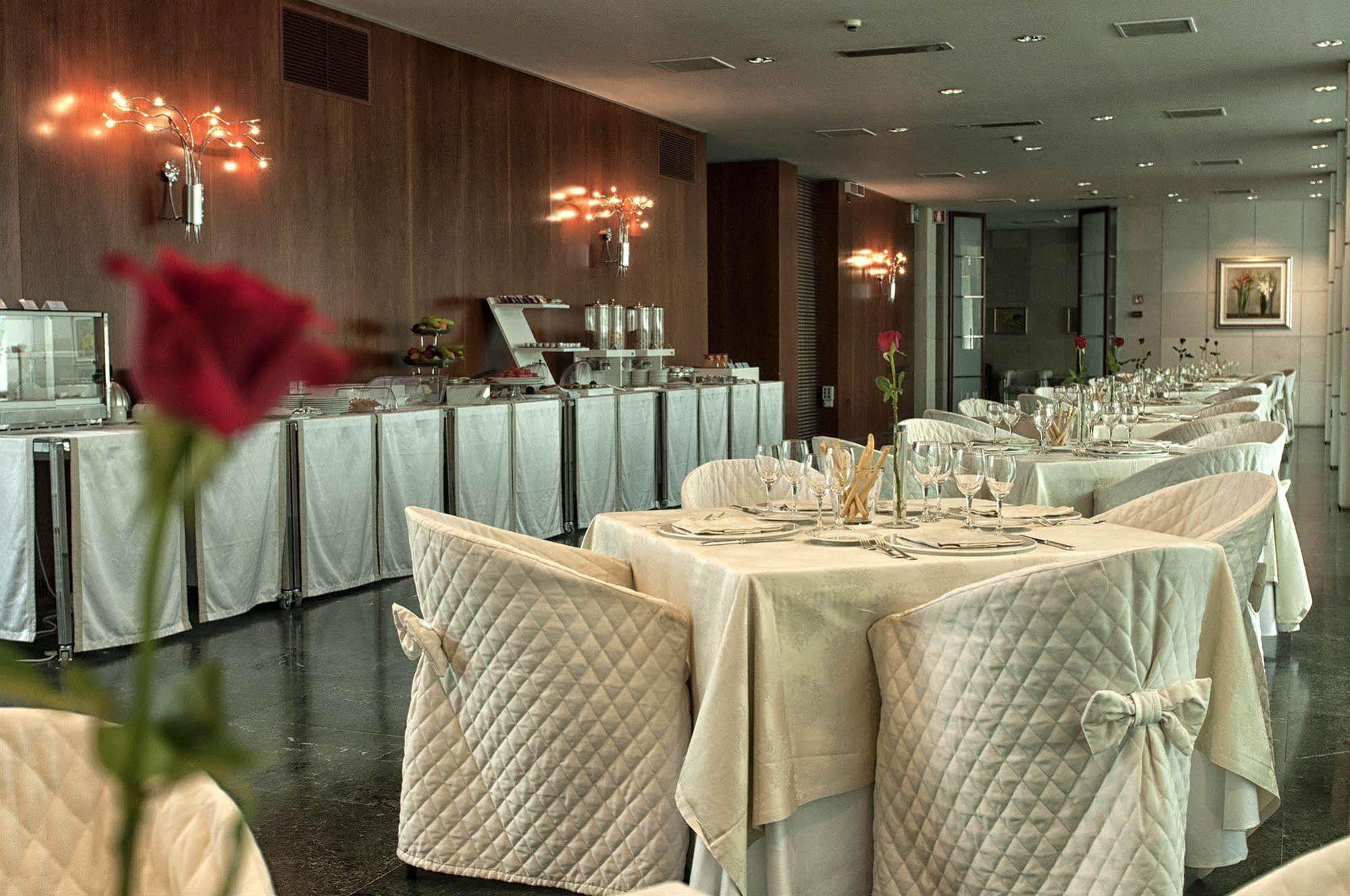 Garden Hotel Молфета Екстериор снимка
